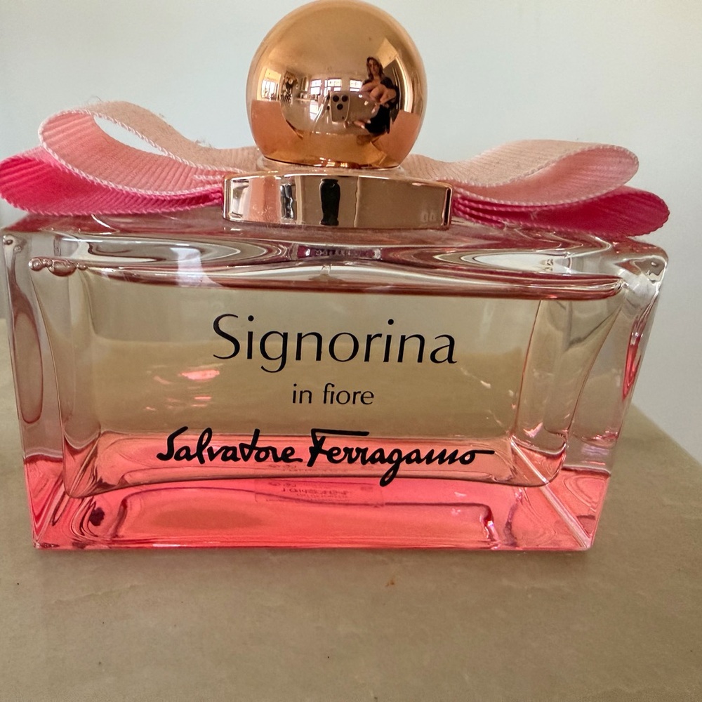 Salvatore Ferragamo Signorina In Fiore Pink and Gold Perfume Bottle